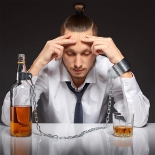 Употребление алкоголя является наиболее очевидным признаком алкоголизма